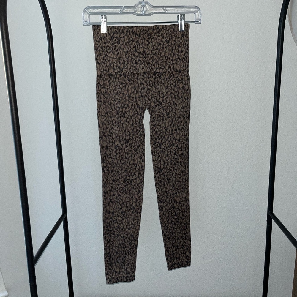 SPANX x ANTHROPOLOGIE | Seamless Leopard Animal Print Cropped Leggings | Size M - Picture 2 of 7